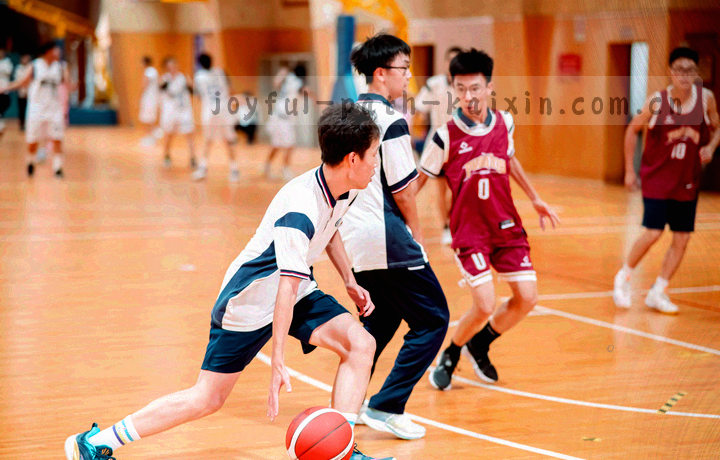 邮件界面草图：主题栏写着批次号，正文写着栏目名称，旁边摆着记录标签